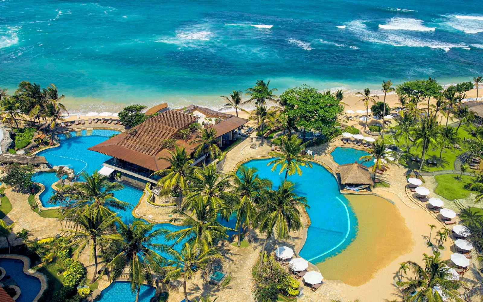 Free wooden gym on Nusa Dua Beach, exercise is even more exciting with sea views